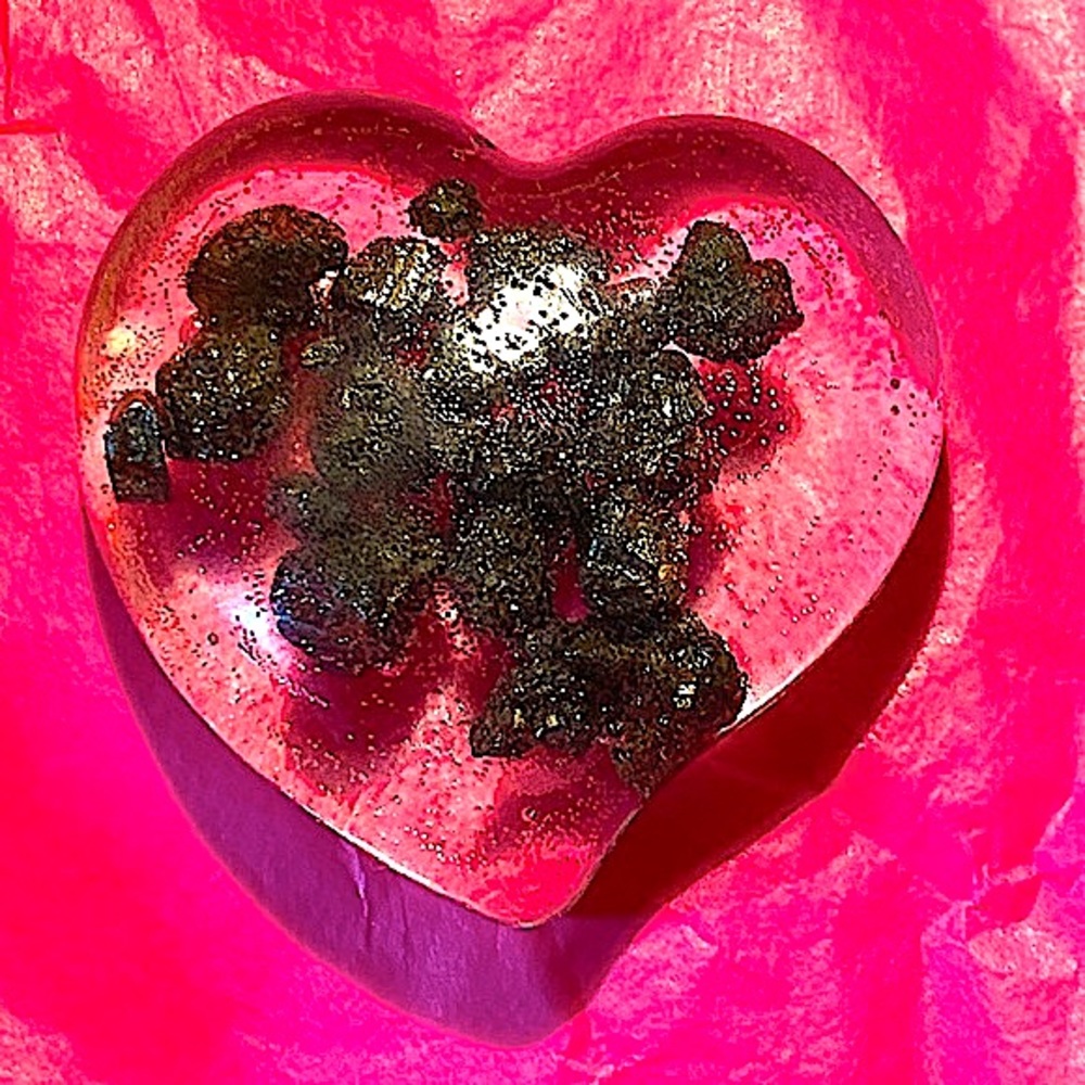 PYRITE NATURAL CHUNKS IN CLEAR RESIN HEART SHAPE NEW HEALING STONE - Picture 3 of 8